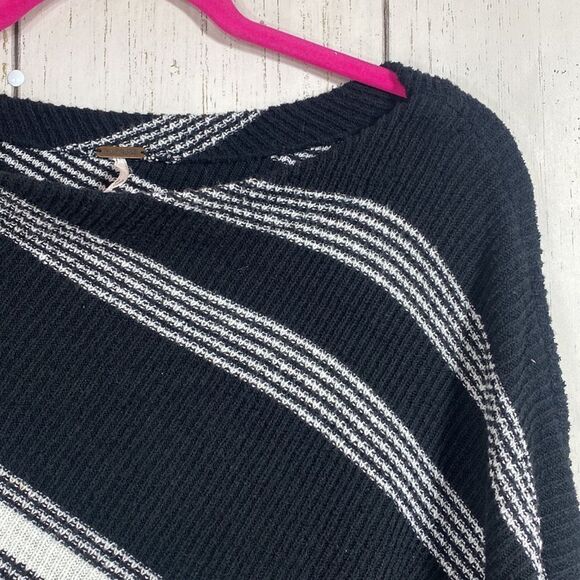 Free People Black & White Asymmetrical Stripe Knit Sweater Size M Boho Slouchy - Picture 4 of 15